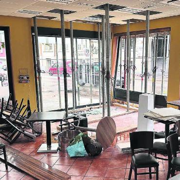 «Ich gebe nicht auf» - Am Gebäude entstand grosser Schaden: Restaurant und Wohnung dürfen zurzeit nicht benützt werden. Bilder: spr/zg