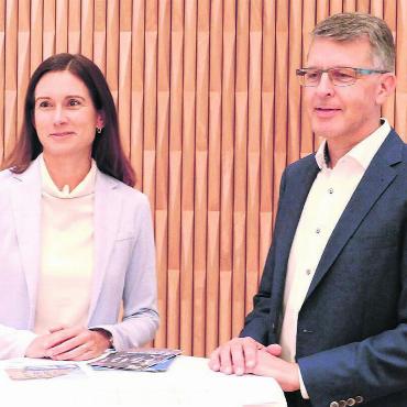 Aus dem Berner Nähkästchen - Nationalrätin Maja Riniker mit Tobias Knecht, Präsident der FDP Bezirk Muri. Bild: Richard Gähwiler