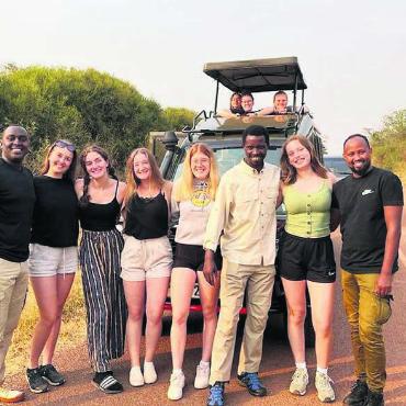 1. August mal ganz anders - Auf Safari sahen sie Hunderte Zebras und allgemein viele Tiere der afrikanischen Wildnis, was Sina Käppeli (Zweite von links) und Thalia Huber (Zweite von rechts) sehr beeindruckte. Bild: zg