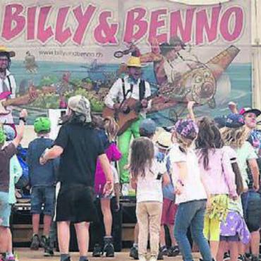 Lebendiger Regenbogen - Mit viel Schabernack blödelten Billy & Benno mit den Kindern.