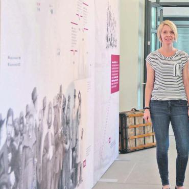 Die echten, wahren Geschichten - Eine einfache, informative Ausstellung, die zeigt, was damals während der höchsten Auswanderungswelle Realität war. Das haben Nicole Laubacher und Christoph Zurfluh in den Gängen der Gemeindeverwaltung realisiert. Bild: Annemarie Keusch