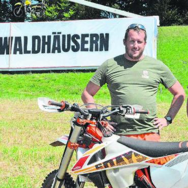 «Hier muss etwas Grösseres hin» - Für Clay Weber und Roman Schmid (von links) sowie ihre Vereinskollegen von «Waldhorst Sodbreite» ist das Motocross eine Chance für Waldhäusern. Bild: Celeste Blanc