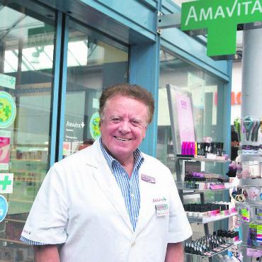 Viel mehr als zwei, drei Jahre - Die Amavita-Apotheke im Zentrum von Muri hat Carmine Rossi über viele Jahre mit viel Herzblut geführt. Ende Monat geht er in Pension, heute Freitag ist sein letzter Arbeitstag. Bild: Annemarie Keusch