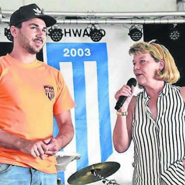 Perfektes Jubiläum - Präsidentin Brigitte Baur wurde für ihren unermüdlichen Einsatz geehrt und Damian Stöckli dafür, dass er seit der Gründung bis heute als Spieler mit dabei ist. Bilder: zg