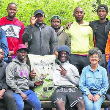 Mit Flüchtlingen gegen Neophyten - Gruppenfoto am Schluss: NAMU-Vorstandsmitglieder mit den Flüchtlingen und deren Betreuenden. Bild: zg