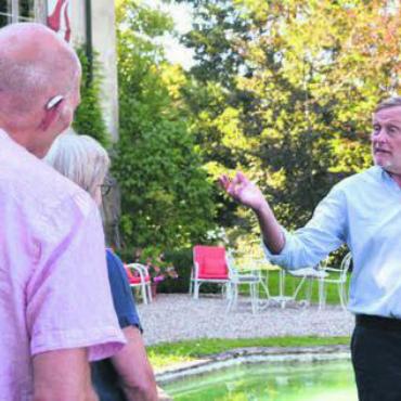 300 Jahre nach seinem Tod - Nicolas Borsinger gewährte den Vernissage-Gästen Einblick in sein Schloss Horben – eine seltene Möglichkeit. Bild: ake