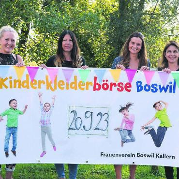 Bewährtes mit neuen Ideen - Überhaupt kein Altfrauen-Verein – der Vorstand des Frauenvereins Boswil Kallern hat Ideen, setzt aber auch auf Anlässe, die im Dorf seit Jahren beliebt sind, etwa die anstehende Kinderkleiderbörse, von links: PIa Müller, Conny Abt, Barbara Meier und Luzia Keusch. Es fehlen Bea Schwegler und Karin Villiger. Bild: Annemarie Keusch