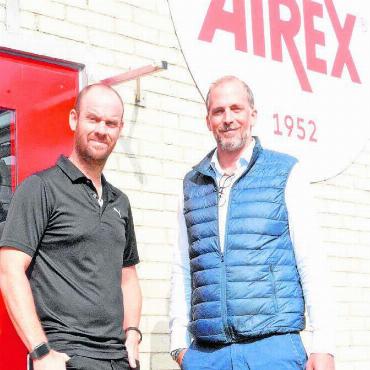 Wie das Fleisch im Hamburger - Vom Freiamt in die ganze Welt hinaus (v. l.): Thorsten Walter, Director «Sport & Health», und Nicolas Rambert, Managing Director, wissen um die Vorteile der Airex-Produkte, die in vielen Industriebereichen eingesetzt werden. Bild: Celeste Blanc