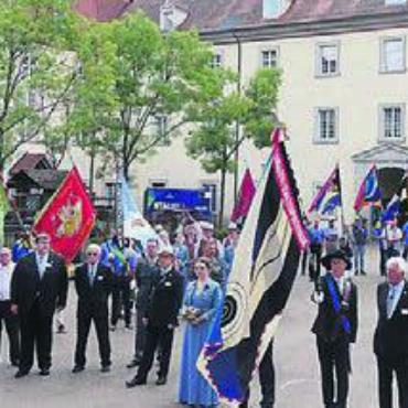 «Ein Fest, das zu Muri passt» - Feierlicher Fahnenakt auf dem Klosterhof Muri. Bild: sus