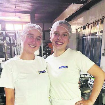 Butter von Hand aufschlagen - Das Backen macht ihnen auch im fernen Ruanda grosse Freude, wenn auch die Voraussetzungen und Produkte so ganz anders sind als in der Schweiz: Sina Käppeli (links) und Thalia Huber. Bild: zg