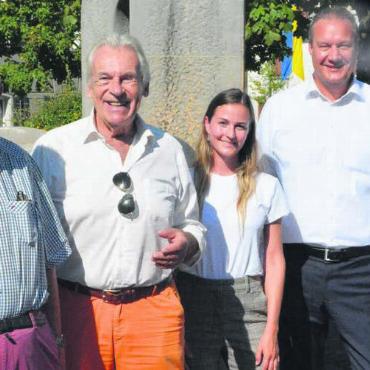 Vorfreude auf Heimspiel - Weihnachtsstimmung trotz 30 Grad im Schatten: Bruno Koch, Pepe Lienhard, AKB-Mitarbeiterin Michelle Gregor und Manager Michael Wertli und Thomas Räber von «Räber Immo» organisieren im Dezember ein Benefizkonzert in Boswil. Bild: Celeste Blanc
