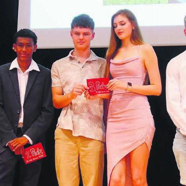 Das allerletzte Schulzeugnis - Die strahlenden Gewinner des St. Galler Examens. Andrina Frey (von links) belegt den ersten Platz. Malik Konteh wird zweiter und die beiden dritten Plätze belegen Artem Lyutov, Liza Yakub und Livian Küng.