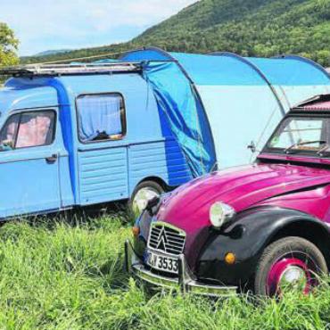 Schloss, Döschwo, Strohhut - Peter Zehnder aus Zufikon war am «24th World Meeting of 2CV Friends» in Delémont. «Dabei nahmen 3500 Döschwos aus 34 Ländern teil», schreibt er zu diesem Bild. Hier sind die Kult-Autos beispielsweise zu kleinen Campingmobilen umfunktioniert worden. «Den Kreationen waren keine Grenzen gesetzt.»