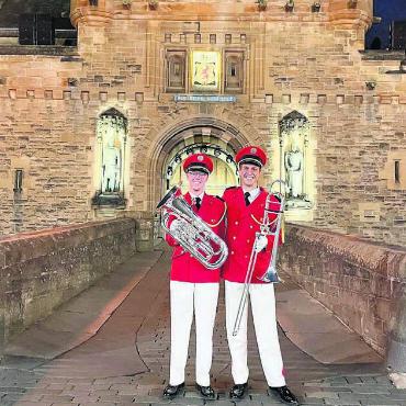 WK der speziellen Art - Geniessen die Zeit in Schottland: Christian Kleiner (links) und Sandro Müller vor dem Edinburgh Castle.