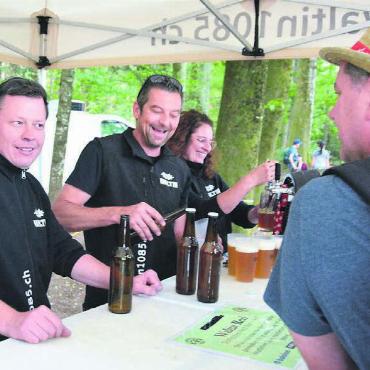 Das Bier gefeiert - Marcel Schön (rechts) und Kilian Steimen (Mitte) von «Waltin 1085» erhielten für ihr Bier viele Komplimente.