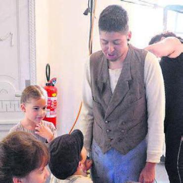 Die Jüngsten sind die grossen Stars - Im Stück wird Luca Lustenberger von den Kindern geplagt, hinter der Bühne verehrt.