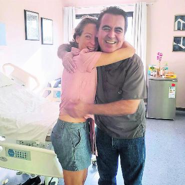 Riesiges Glück im grossen Unglück - Ein Bild das zeigt, wie dankbar Regula Wohler dem Neurochirurgen Dr. Sala ist. Bild: zg