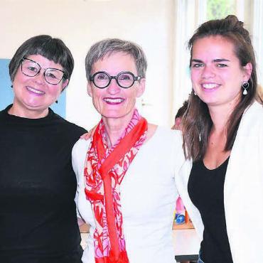 Von der Vielfältigkeit begeistert - Ingrid Arnold mit den beiden Nachfolgerinnen: Regula Siegenthaler (links) und Leandra Fricker (rechts).
