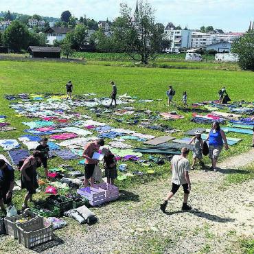 Unterstützung von allen Seiten - Die Kinder haben gemeinsam mit den Eltern bei den organisierten «Fundgruben» ihre persönlichen Gegenstände abholen können. «Mittlerweile konnte praktisch alles wieder retourniert werden», erklärt Lagerleiterin Amina Scheuber. Bilder: zg