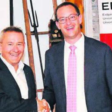 «Pflichtlager stärken» - EDU-Grossrat Martin Bossert dankt Christoph Hagenbuch für seinen interessanten Vortrag. Bild: zg
