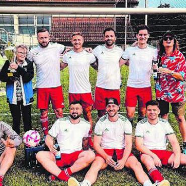 Mit spezieller Unterstützung - Die «Sonne-Kickers» mit ihrer Unterstützerin Theres Lustenberger liessen sich als Sieger feiern. Bild: zg