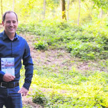 Das Gold der Kelten - Martin Rüfenacht im Unterlunkhofer Wald. Im Hintergrund ist einer der Grabhügel der Kelten. Bild: ake