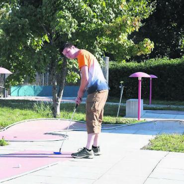 Dauerspieler jagt Weltrekord - Auf Rekordjagd: Roman Ruf will die Minigolfanlage im Schüwo-Park 1000-mal bespielen. Damit würde er einen Weltrekord aufstellen. Bild: Daniel Marti
