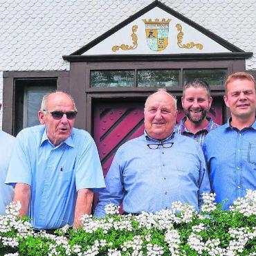 100 Jahre hinterlassen Spuren - Der Vorstand der Alpgenossenschaft Horben blickt stolz auf die letzten 100 Jahre zurück. Patrick Fischer, Guido Bütler, Willi Köpfli, André Burkard und Markus Strebel (von links) engagieren sich für den Horben. Bild: Susanne Schild