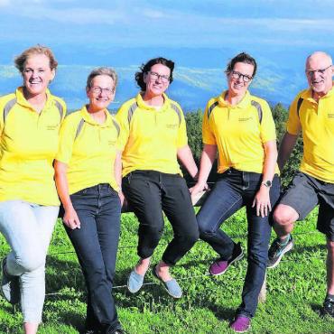 Gemütlich, genussvoll, gemeinsam - Entlang der Route des 1. Freiämter Wandertags vom Winde verweht – das OK, von links: Helen Suter, Doris Imhof, Sonja Strebel, Michèle Erne, Jens Howoldt. Bild: zg