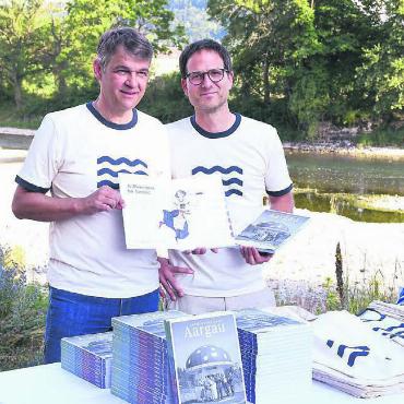 Wo man viel erleben kann - Nun auch Magazin-Macher: Fabian Furter (rechts) und Patrick Zehnder präsentieren «Eine Reise durch die Zeit» des Kantons Aargau. Bild: Daniel Marti
