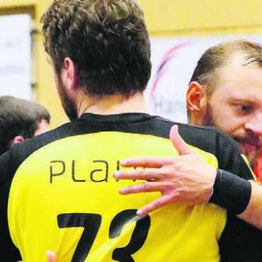 «Geiles Derby» trotz Fehlerparade - Goalieduell: Ricardo Barbian (rechts) herzt Sascha Rudi. Bilder: Christoph Hajagos