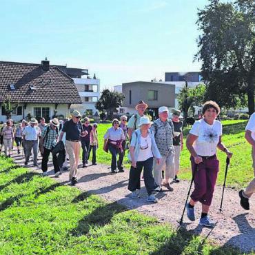 Von Kirchen und «Umbeisgi-Hügeln» - Benedikt Stalder erzählt engagiert aus der Boswiler Geschichte. Bilder: gum