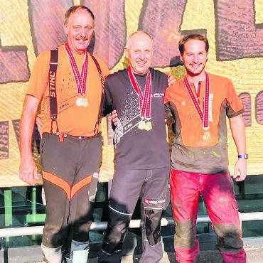 Sensationelle Murianer Holzfäller - Gleich mehrere Medaillen holte sich das Team Aargau mit Andreas Budliger, Daniel Gautschi und Marco Schriber (von links). Bild: zg
