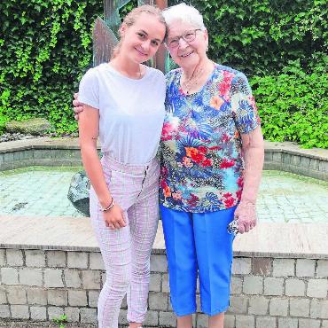 Weisses Haar, brauner Lockenkopf - Amy Sutter (links) und Josefine Küng trennt vieles, nicht nur das Alter. Amy Sutter kann sich eine Jugend, so wie sie Josefine Küng erlebt hat, kaum vorstellen. Und dennoch gibt es Gemeinsamkeiten. Bild: Susanne Schild