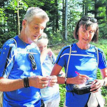 Spaziergang der besonderen Art - Joe und Susanne Biedermann lösen das Quiz.