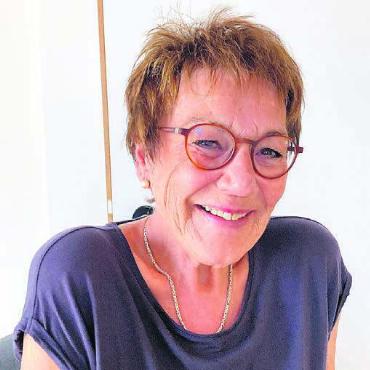 Gemalte Blumenwelt - Marianne Murer stellt ihre Bilder ab Ende September im Kirchgemeindesaal aus und nimmt die Betrachtenden mit auf eine blühende Wiese. Bild: zg