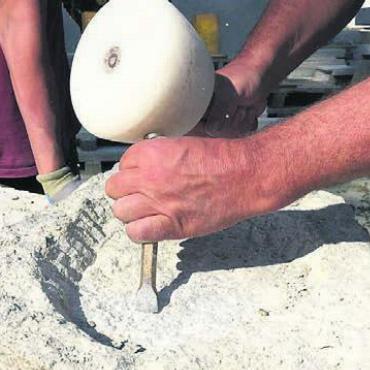 Verschönert und erfreut - Mit Meissel und Hammer wird gearbeitet. Bild: zg