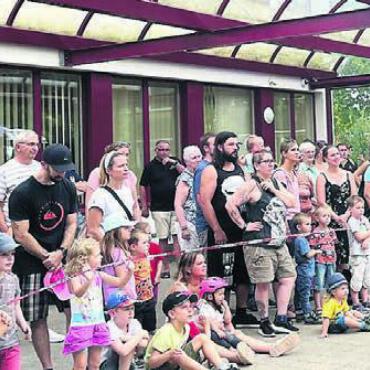 Erfolgreiche Evakuierung der Schule - Kommandant André Bühler (rechts) moderierte mit viel Fachwissen die Hauptübung.