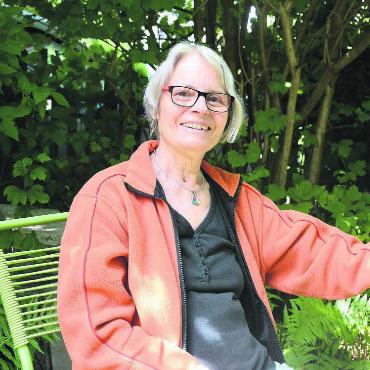 Natur und Menschen im Fokus - Der eigene Garten ist Anna Kellers Oase: Natürlich ist der Umschwung möglichst naturnah gestaltet. Bild: Chregi Hansen