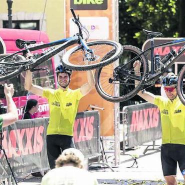 Überlegener Sieg - Im Ziel in Riva del Garda lassen sich Urs Huber (rechts) und Simon Schneller vom «Bulls»-Team als Gesamtsieger der Transalp feiern. Bild: zg