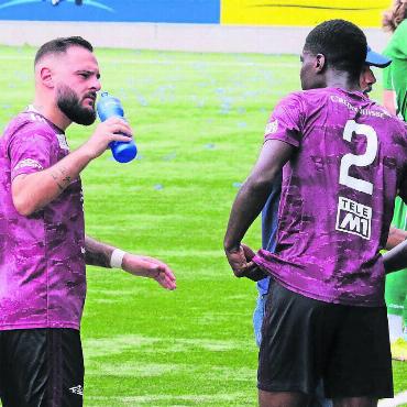 Ein Leitwolf für die Jungen - Patrik Gjidoda (links) in einer Besprechung mit Guillaume Taty. Der neue Stürmer des FC Wohlen kennt die 1. Liga wie kaum ein anderer Spieler. Bild: Josip Lasic