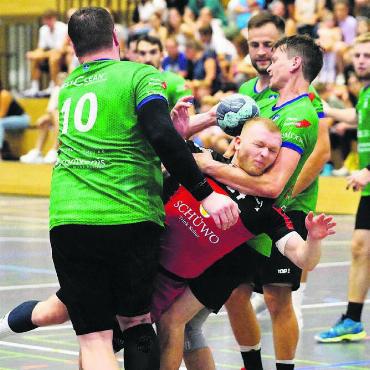 «Geiles Derby» trotz Fehlerparade - Die Mutscheller Pascal Baur (links) und Niclas Gündel stoppen Wohlens Dennis Horn.