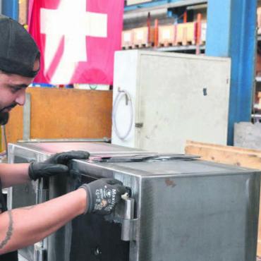«Nicht schon wieder ein Targo» - Mitarbeiter Juan Matos baut «seine» Tresore so, dass ein Knacken möglichst lange dauern würde und sehr lärmintensiv wäre. Bilder: Roger Wetli