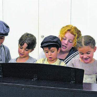 Die Jüngsten sind die grossen Stars - Gemeinsames Einstimmen vor der Aufführung: Die Kinder in «Amerika» singen sich ein. Bilder: Celeste Blanc / zg