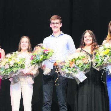 Girls-Power mit Bestnoten - Die besten Absolventen Kaufmann/Kauffrau EFZ mit Berufsmaturität (v. l.): Sarina Suter 5,6, Nadine Leimgruber 5,5, Jonas Dietiker 5,3, Alessia Cordasco 5,4 und Alessia Leimgruber 5,3. Bilder: Monica Rast