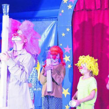Vom Zirkus in die Ferien - Die Clowns sorgten immer wieder für Lacher – etwa mit ihren nicht wirklich vorhandenen Balancekünsten.