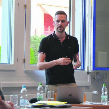 Es braucht fast doppelt so viele - Regionalplaner Giovanni di Carlo informierte über den Bedarf an Alterswohnungen, der in den nächsten Jahren massiv ansteigen wird. Bild: Annemarie Keusch