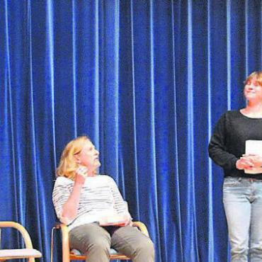 Die Liebe und das Geld - Die Proben laufen bereits: Godi Küng, Christine Peter, Melanie Nietlispach und Bertram Som (von links). Bild: cbl
