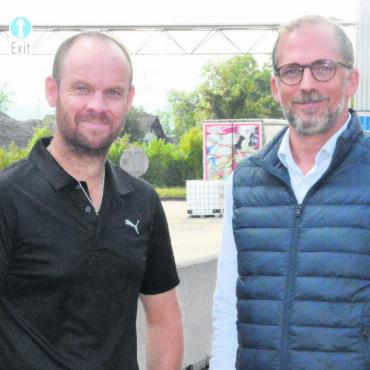 Wie das Fleisch im Hamburger - V. l.: Walter Thorsten und Nicolas Rambert von der Airex AG. Bild: cbl