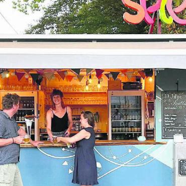 Zum beliebten Treffpunkt gemausert - Die Spielbar ist bereit, die beiden ehrenamtlich tätigen Vereinsmitglieder Judith Hochstrasser (rechts) und Philippe Crameri gönnen sich eine kurze Pause. Natalie Kessler, ebenfalls Mitglied, schenkt die Getränke aus. Bild: Walter Minder